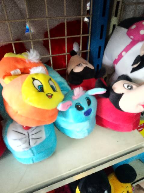 Sandal boneka karakter dewasa.