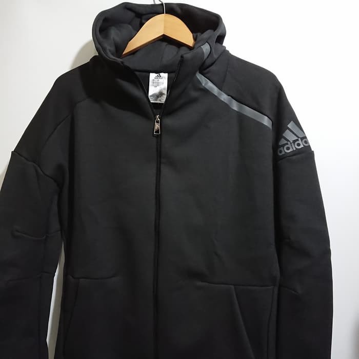 black uniqlo hoodie