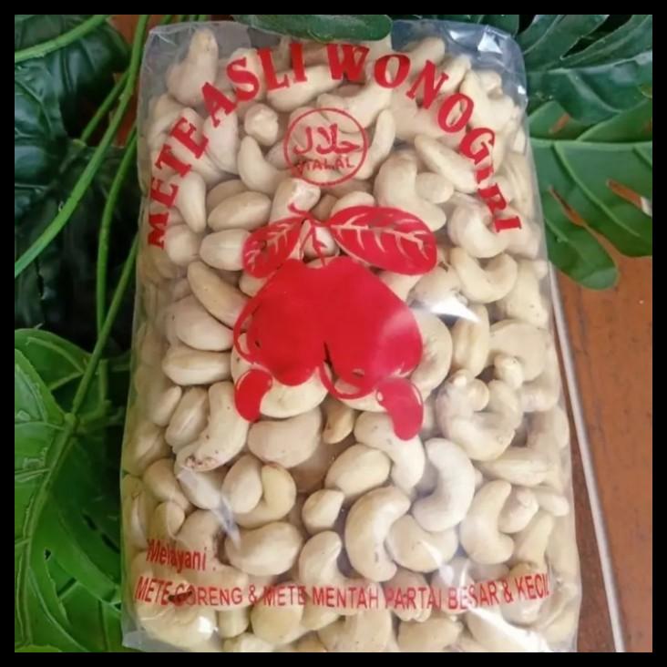 

DISKON TERBATAS !!! KACANG METE SUPER MENTAH UTUH 1 KG TERLARIS