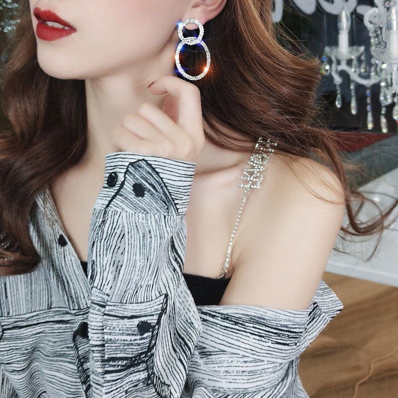 Anting Bulat Geometri Kristal Mewah untuk Wanita / Anting Bulat dengan Hiasan Kristal Gaya Korea