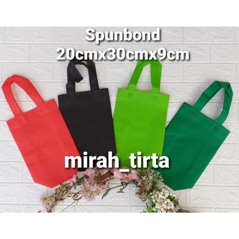 

Tas spunbond 20x30x9cm . tas spun bond box bag . spundbond warna spun bond . tas souvenir goodie bag