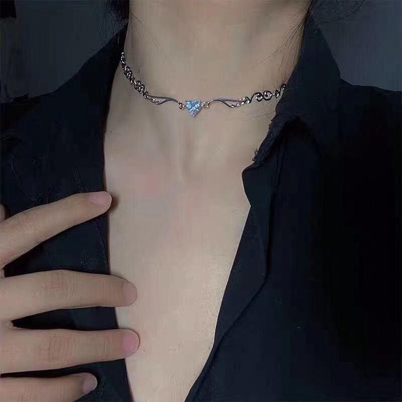 Kalung Choker Bahan Alloy Bentuk Sayap Hati Aksen Berlian Imitasi Untuk Wanita