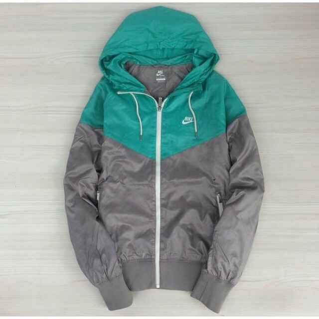 Jaket nike windrunner second bekas