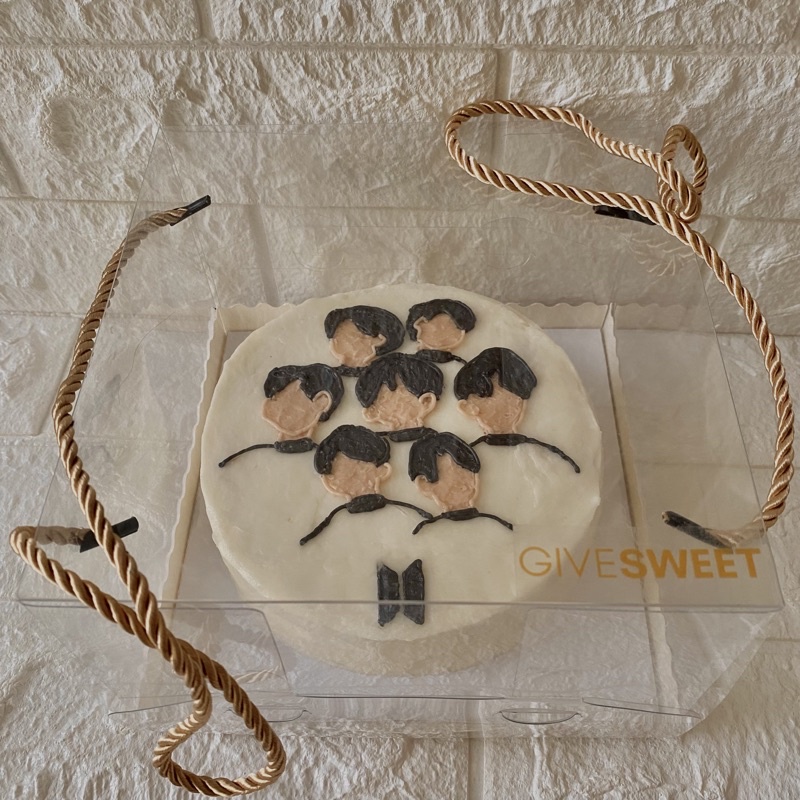 

KUE ULANGTAHUN CUSTOM BIRTHDAY CAKE 16CM