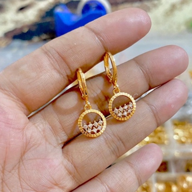 Anting kait bulat gepeng perhiasan wanita titanium gold