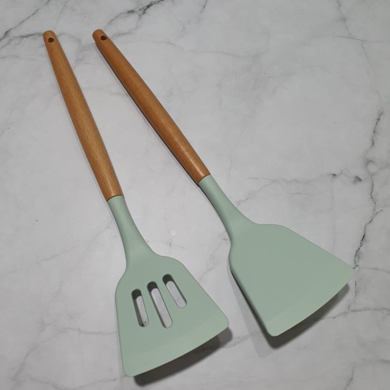 silicone cooking turner with wooden handle / sodet masak gagang kayu
