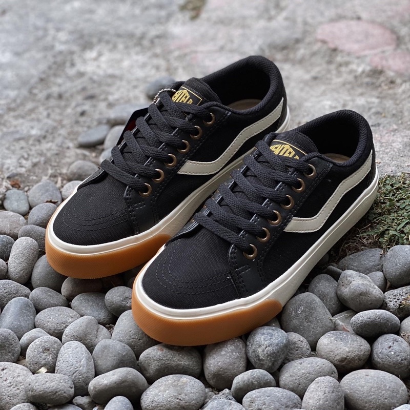 Ventela Republic Low - Black/Gum