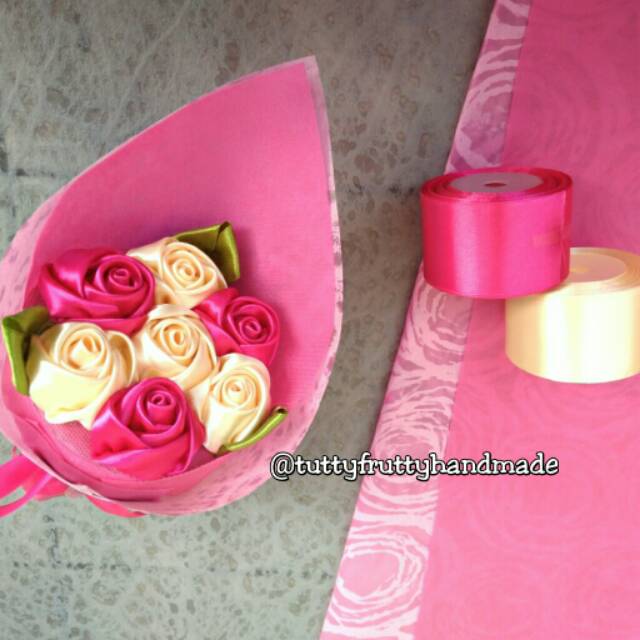 Buket bunga mawar dari pita satin hadiah wisuda size S