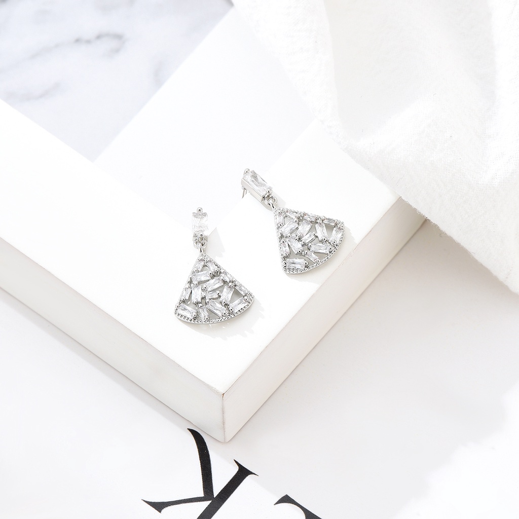 Hu Hu Hu Hu Hu Alat Bantu Pasang Kacamata♡ Anting Tusuk Bentuk Kipas Hollow Hias Cubic Zirconia Untuk Wanita