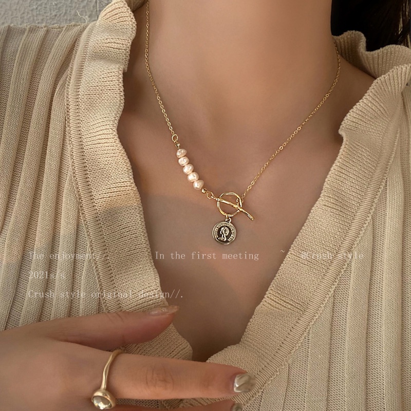 Fashion OT Buckle Coin Pendant Simple Pearl Chain Female Design Sense Clavicle Necklace for Women