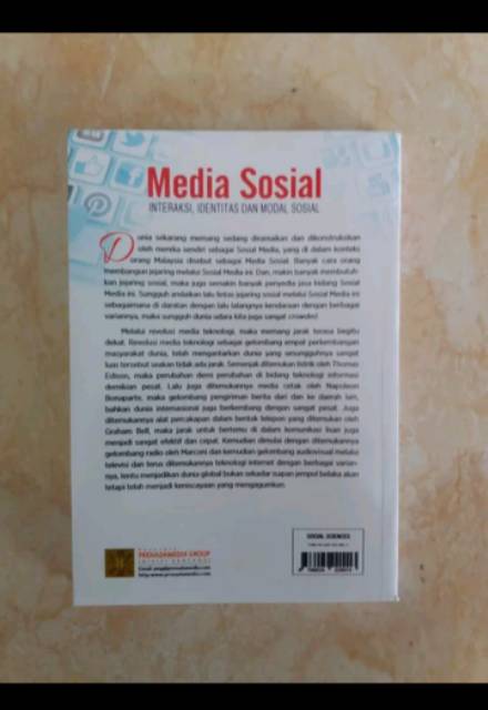 Buku Media Sosial Interaksi, Identitas dan Modal Sosial