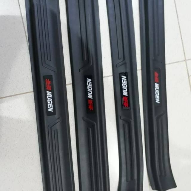 Sillplate samping Honda BRV plastik warna hitam / mugen