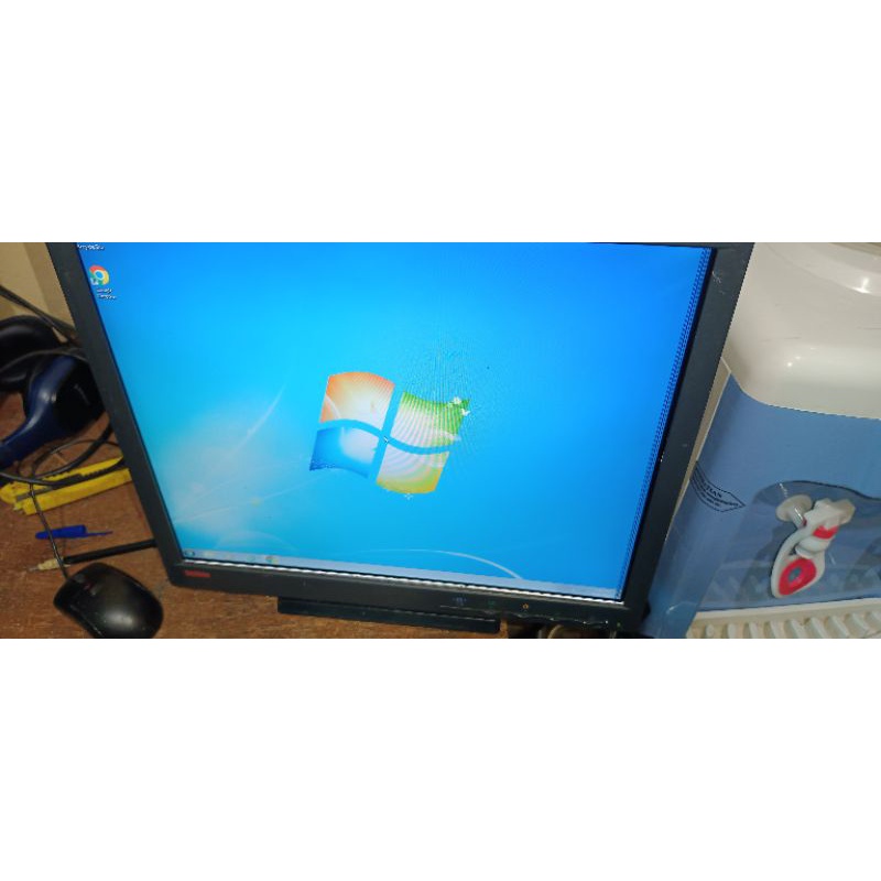 monitor lcd Lenovo 17 in kotak minus garis