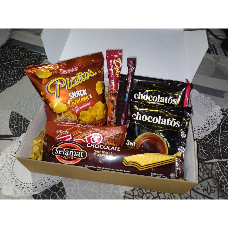 

Hampers Box Kado Ultah/Wisuda/Teman Paket Snack Warna Random