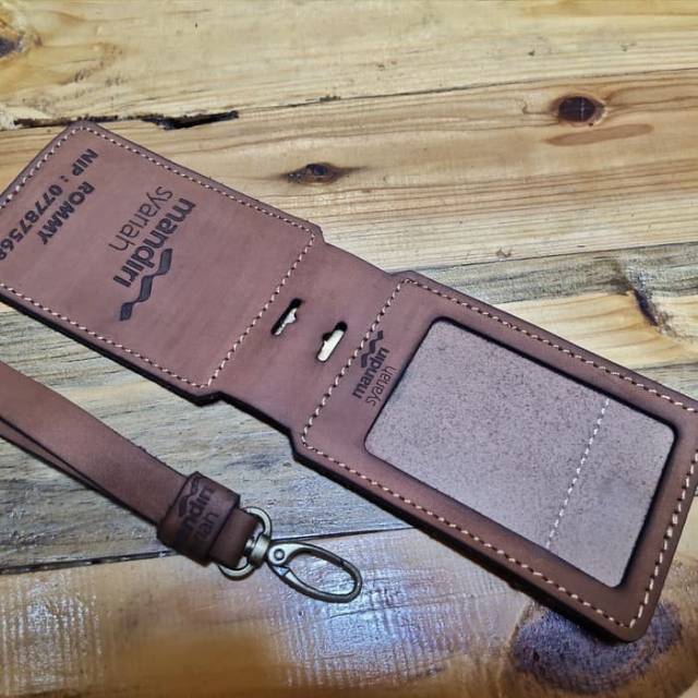 

ID CARD HOLDER KULIT COSTUM NAMA DAN LOGO MODEL LIPAT DUA