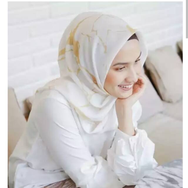 Marble scarf white gold wearing klamby