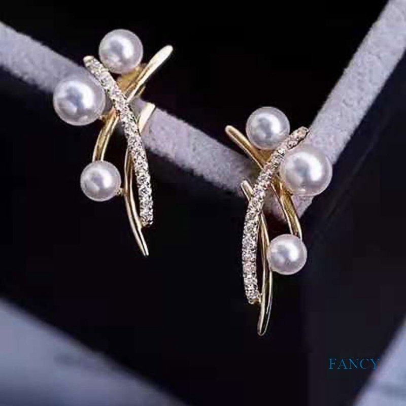 Anting Tindik Desain Garis Silang Aksen Mutiara Warna Emas Untuk Wanita