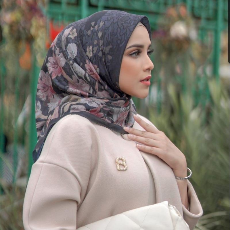 preloved buttonscarves daisy black lengkap dengan box .