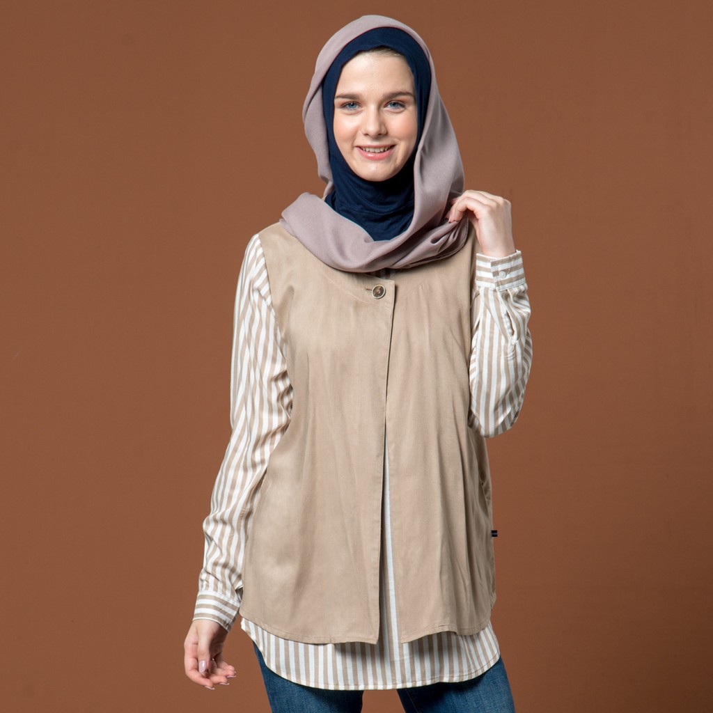 

Flamoush Izzati Brown Basic Blouse