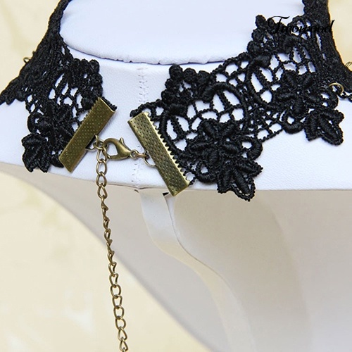 Kalung Chokers Bahan Lace Hollow Warna Hitam Gaya Retro Gothic Untuk Wanita