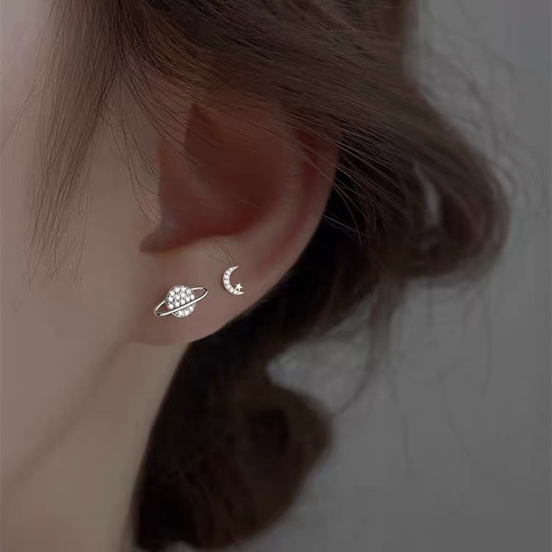 Bintang Bulan Sederhana Desain Asimetris Anting Pejantan Kristal Berlian S925 Sterling Perak Baja Titanium Fashion Wanita Stud Earrings