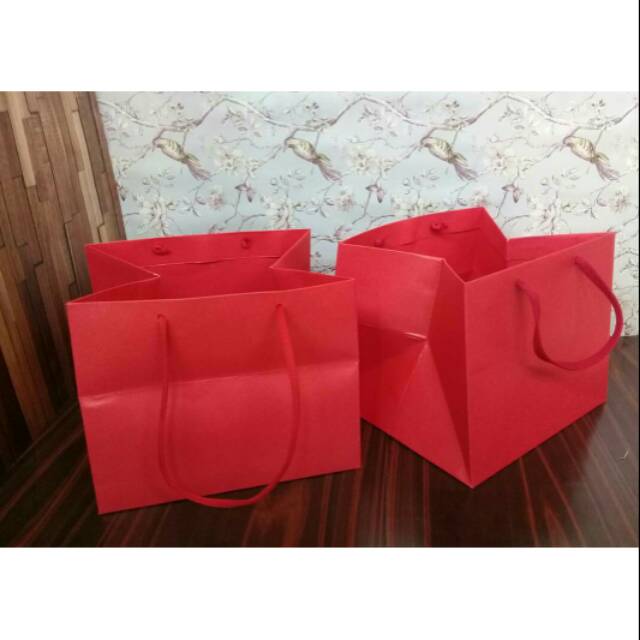 

Paperbag merah 26*26*20 per pack isi 10