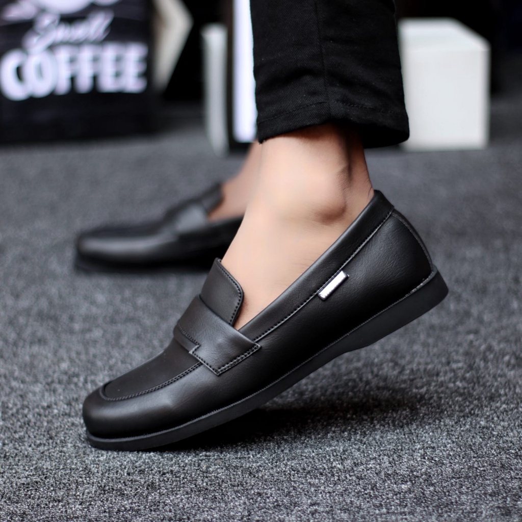 MOLK Sepatu Slip On Pria Kasual Santai Main Harian Kuliah Hangout Kerja Semi Formal Kulit Sintetik