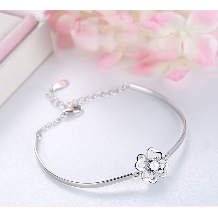 Gelang Desain Daun Clover Bahan Stainless Steel Warna Silver Untuk Wanita