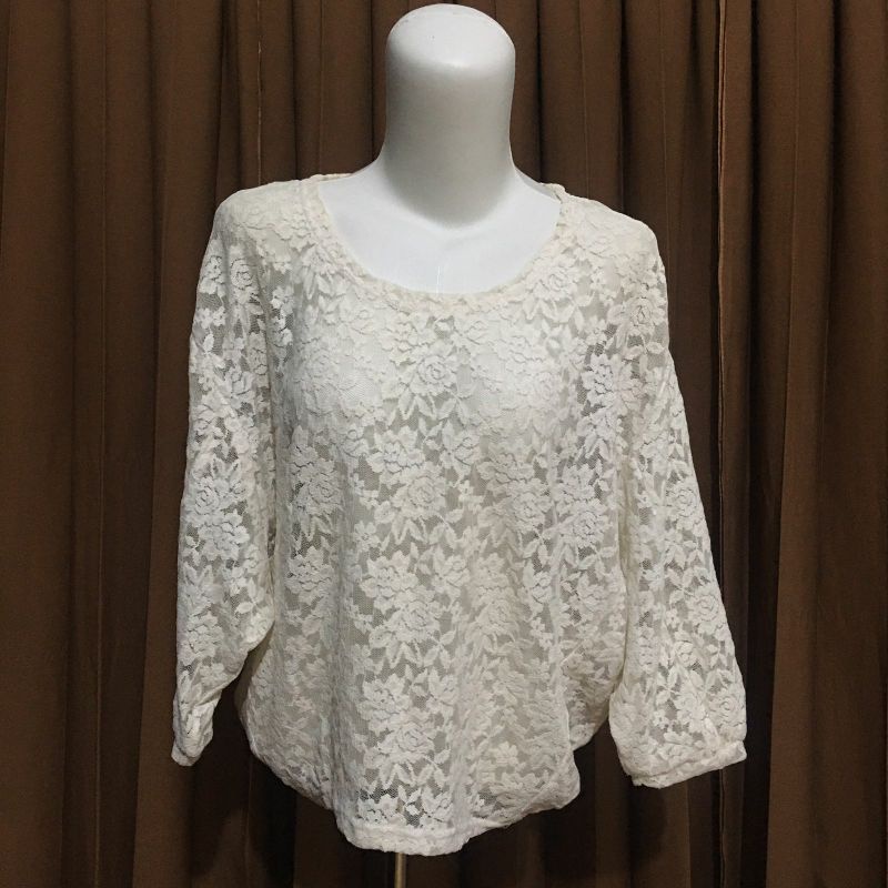 PRELOVED Baju Atasan Wanita Tile / Brokat Cinema Club