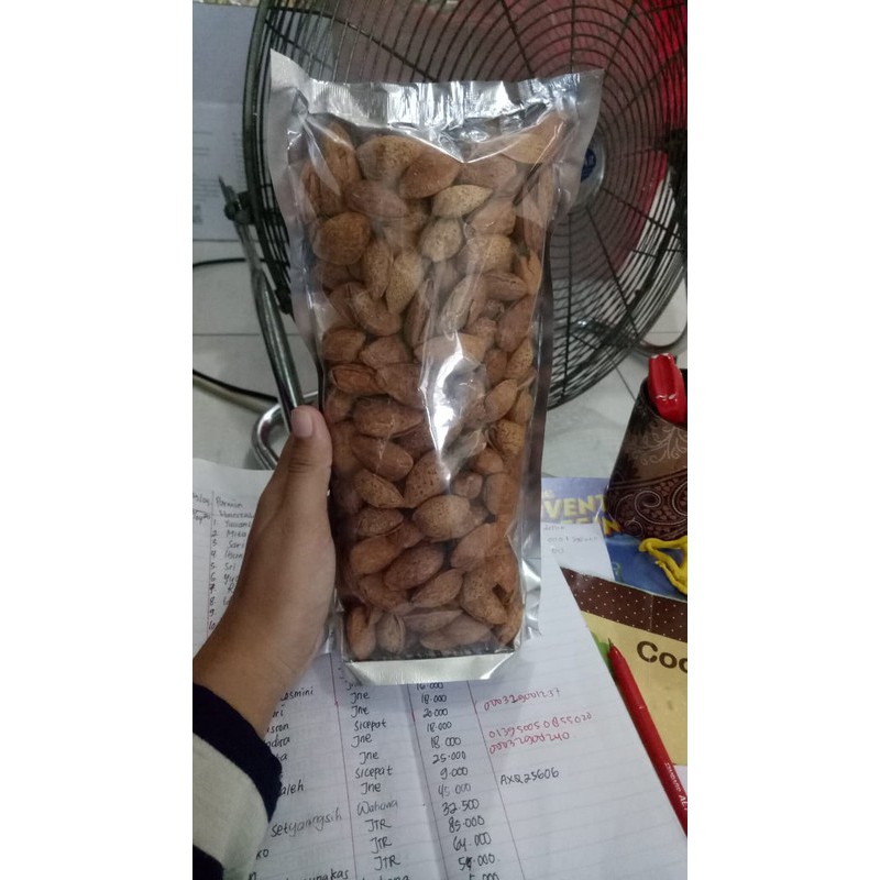 

Kacang almond raw