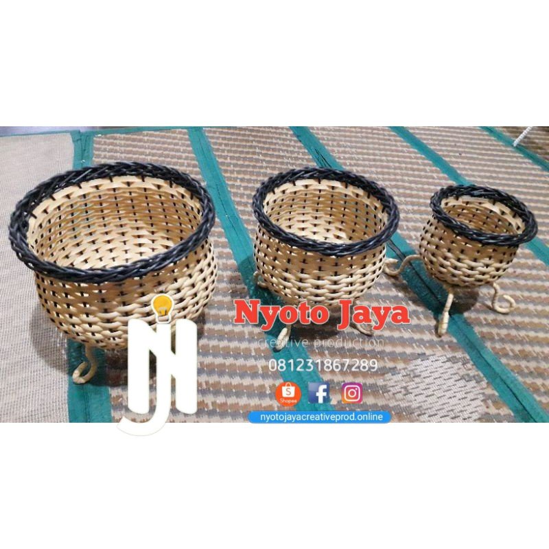 Pot Bunga Gendok Rotan Sintetis Kaki Besi 1 set