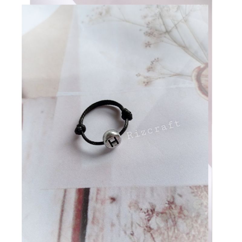 Cincin Huruf Inisial Bulat Silver Huruf Hitam Tali tipis Waterproof