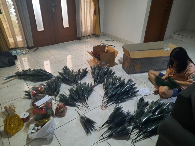 Pohon Natal Premium Murah 2 Meter 7 Feet Pine Christmas Tree Jarum Polos Salju Gold Emas