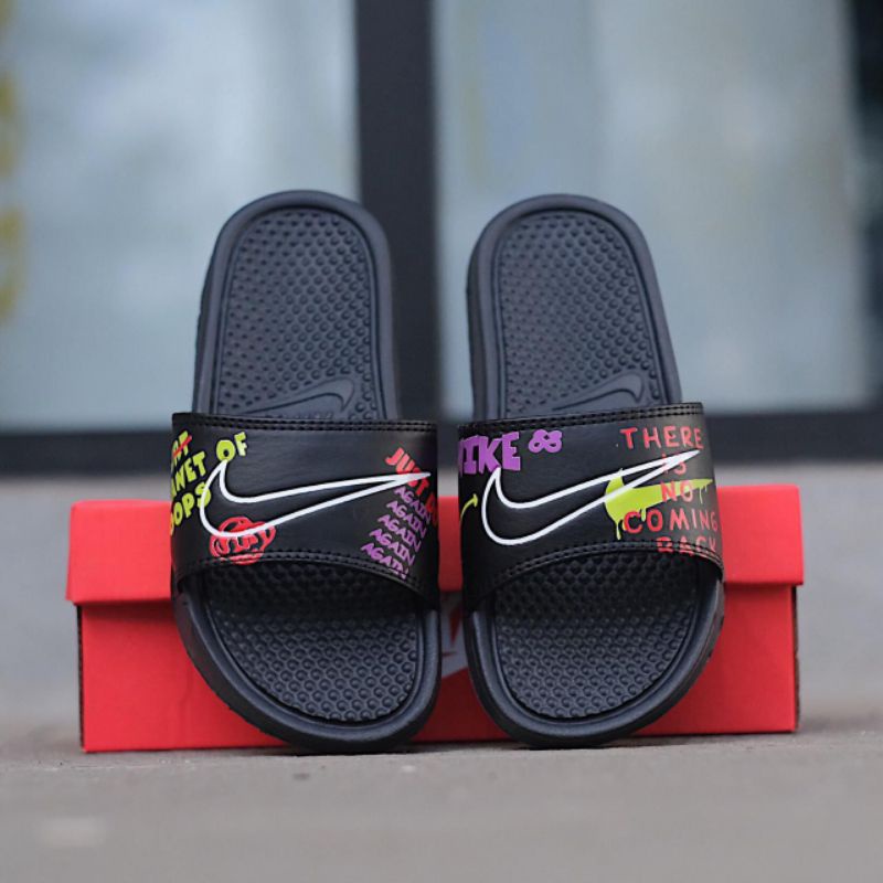 Sandal Nike Benassi Swoosh &quot;Planet Of Hoops&quot;