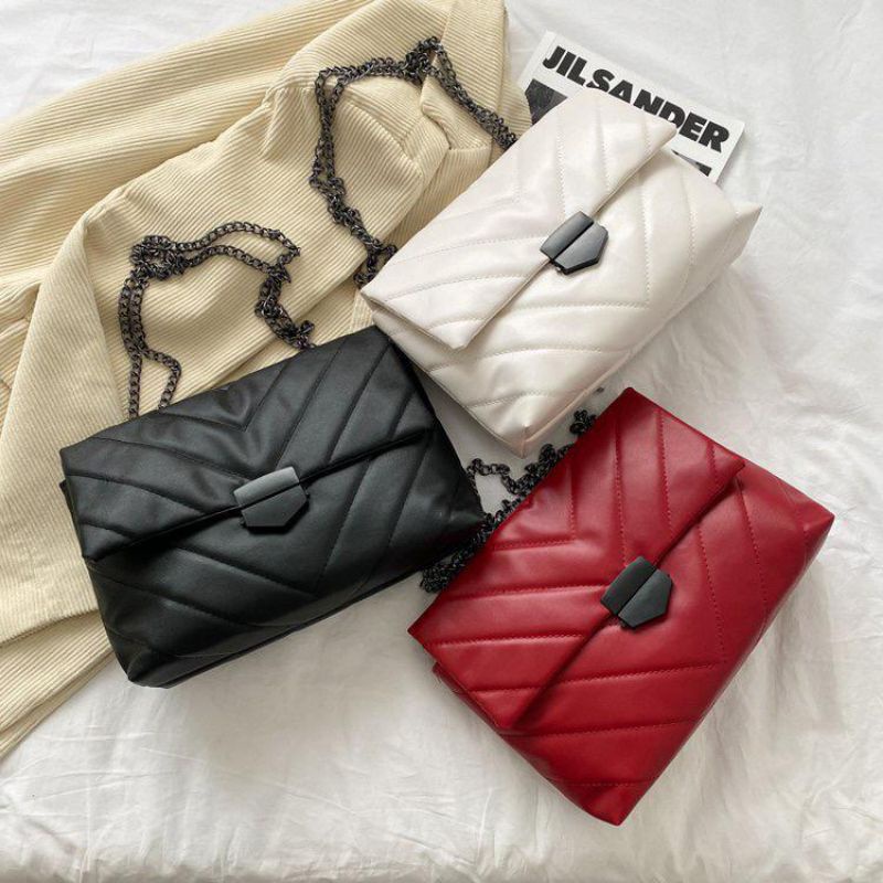 

Kode: ELJ 5812IDR : 119 rb ukuran: 19 x 28 x 8 cm Bahan : Kulit Pu Warna : Black , White, Red