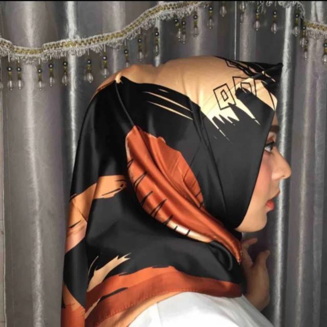 Hijab jilbab kerudung satin motif wisuda premium black