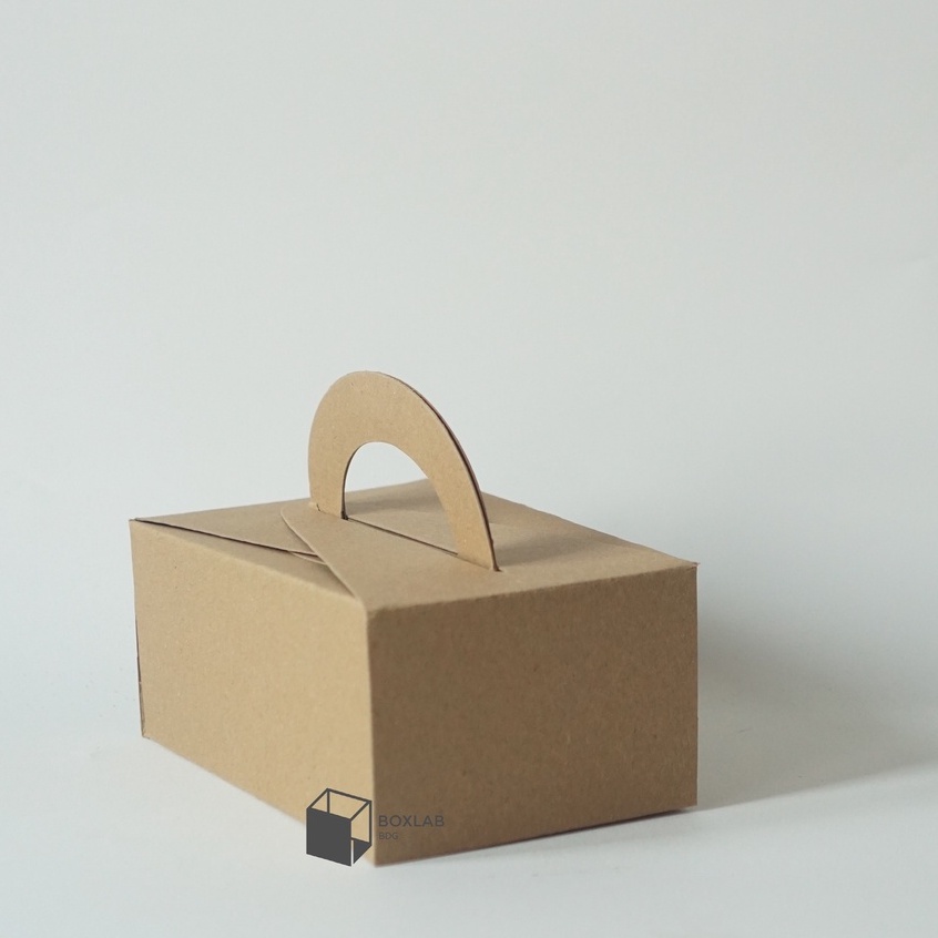 

Box Tenteng 18x12x8 cm , Handle Box, Dus Kue, Box Kraft Jinjing Kraft TB 18128