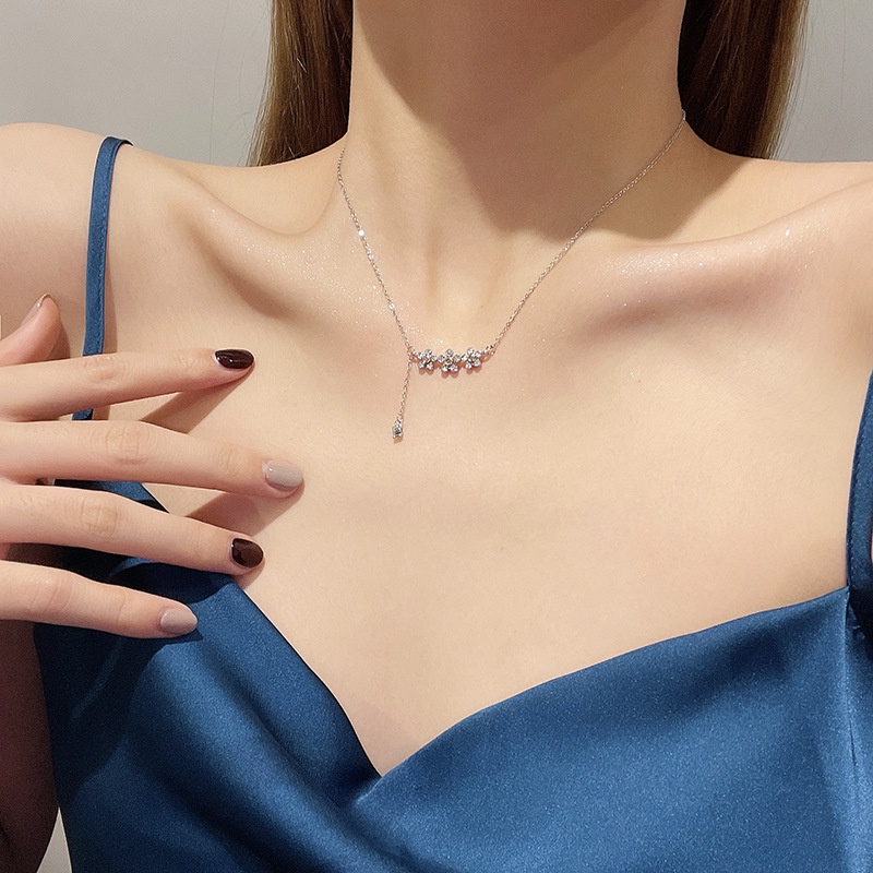 Kalung Choker Rantai Panjang Liontin Bunga Zircon Bahan Titanium Untuk Wanita