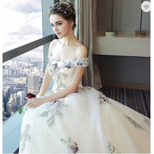 GAUN PERNIAKAHAN   SABRINA  DENGAN  EKOR  PANJANG  DENGAN BAHU TERLIHAT WEDDING GOWN PUTIH