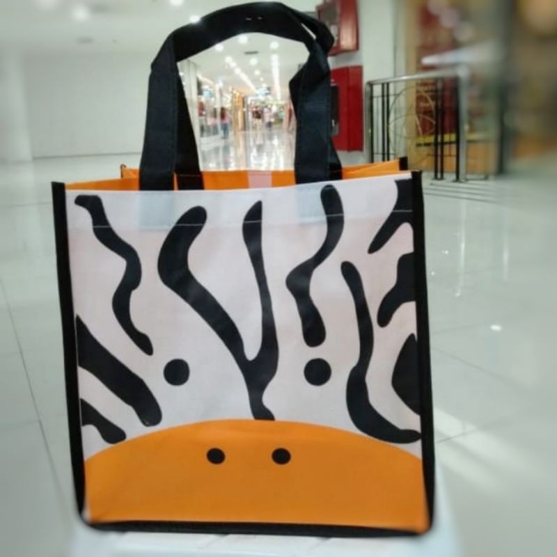 

Tas Tenteng Kain Spunbond | Goodiebag Murah Sablon Premium | 24x24x14 | Hampers Parsel