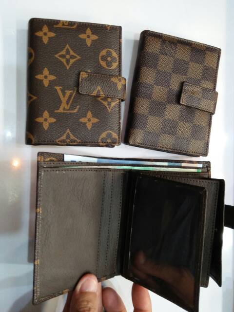 Dompet kancing pendek