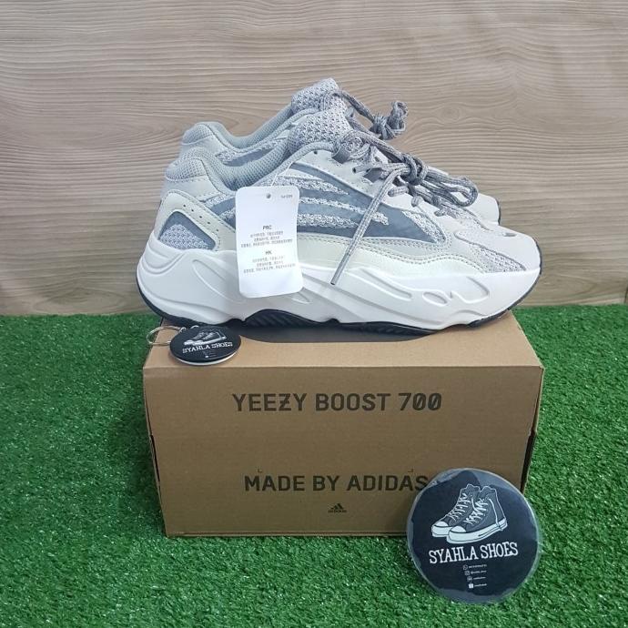 yeezy black reflective 700