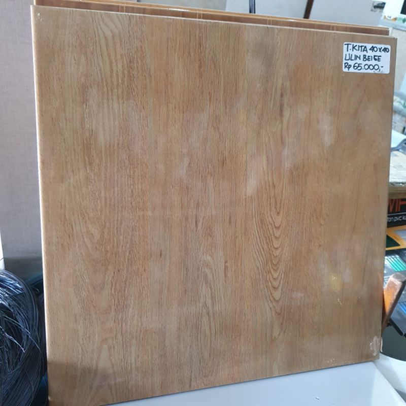 keramik 40x40 lantai kamar teras glossy mengkilap motif kayu KITA ulin beige