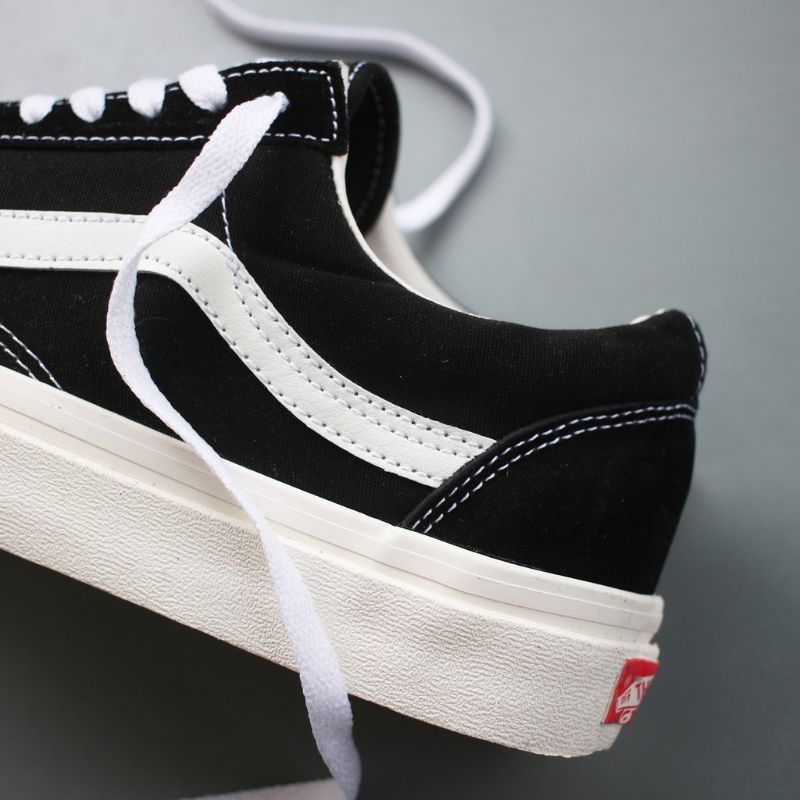 Sepatu Vans oldschool black white GLOOSY/MENGKILAP  terlaris