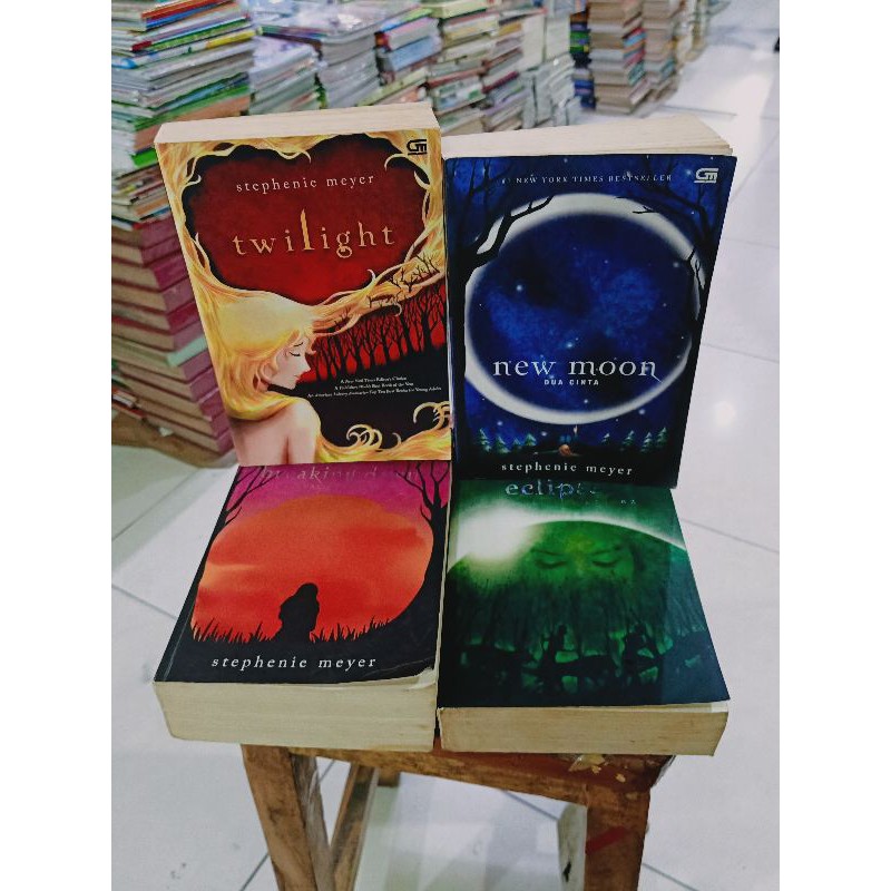 Novel Tetralogi Stephenie Meyer