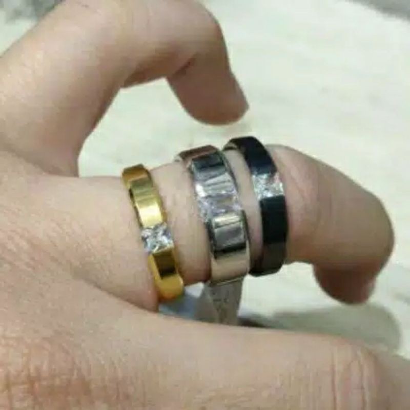 Cincin Couple Hitam &amp; Putih Permata Titanium