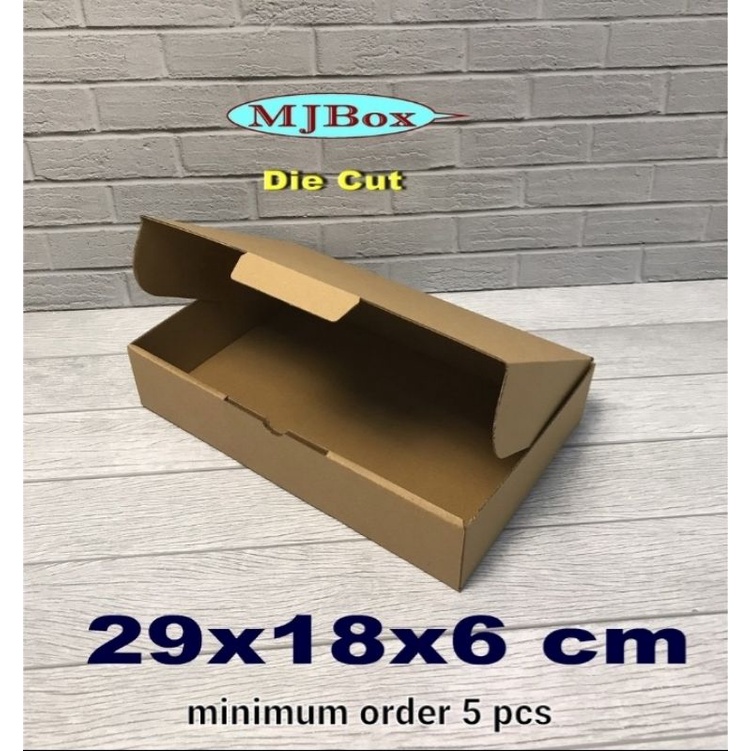 

Kardus 29 x 18 x 6 cm.. Die cut ( pembelian di atas 10 pcs harga nya lebih murah )