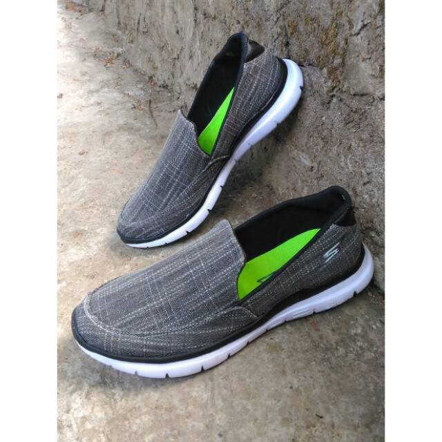 Sepatu Skechers slip on