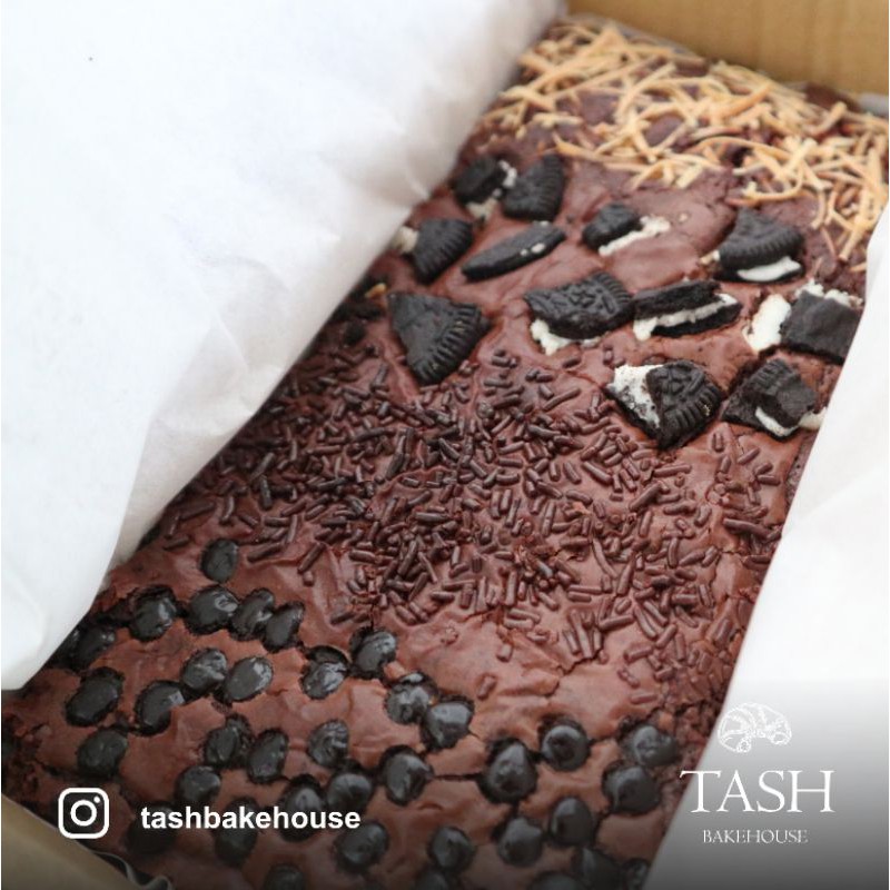 

Tash Bakehouse brownies mix topping, almond