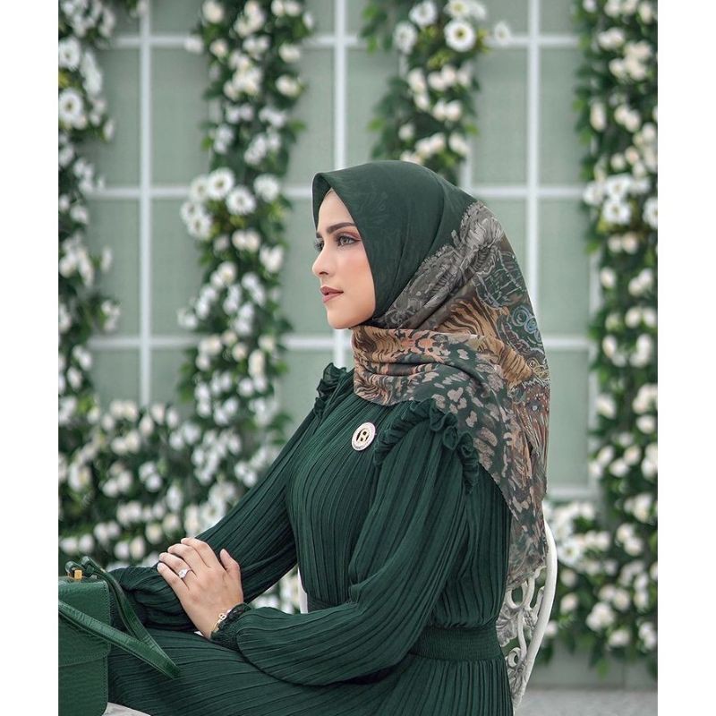 READY Farsha Jungle Buttonscarves